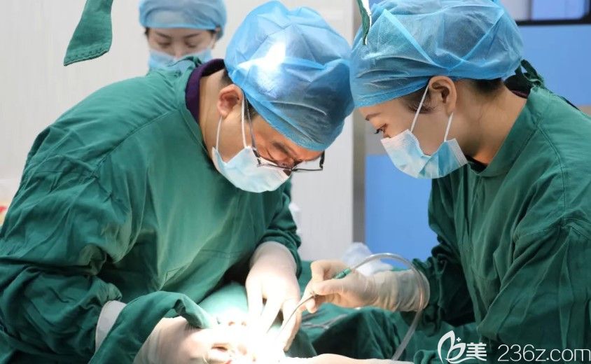 郑州<!--<i data=20240703-sp></i>-->口腔医生为60岁老人做种植牙手术过程 郑州<!--<i data=20240703-sp></i>-->口腔医生为60岁老人做种植牙手术过程