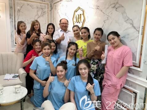 泰国艺术整形外科医生工作人员合影 泰国艺术整形外科医生工作人员合影