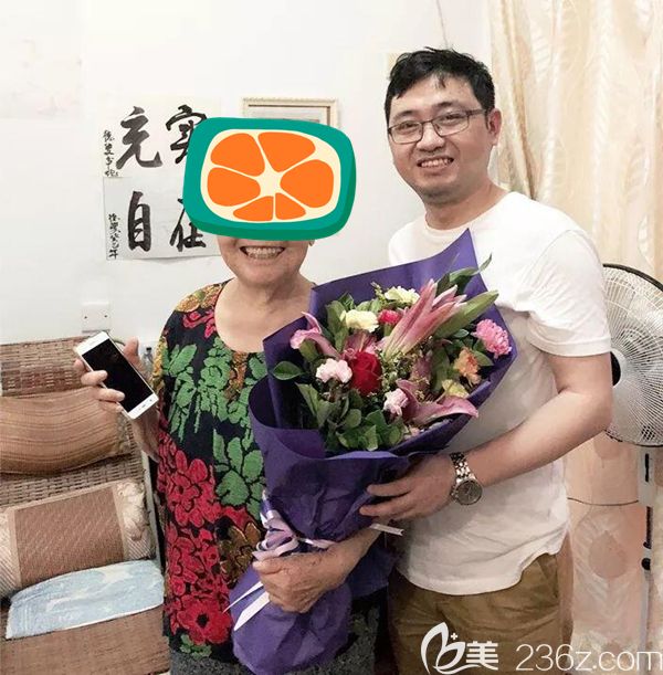 裘奶奶和黎洪强医生合影图