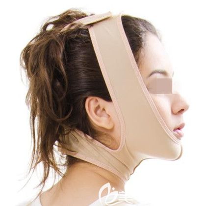 下巴吸脂以后穿戴护具