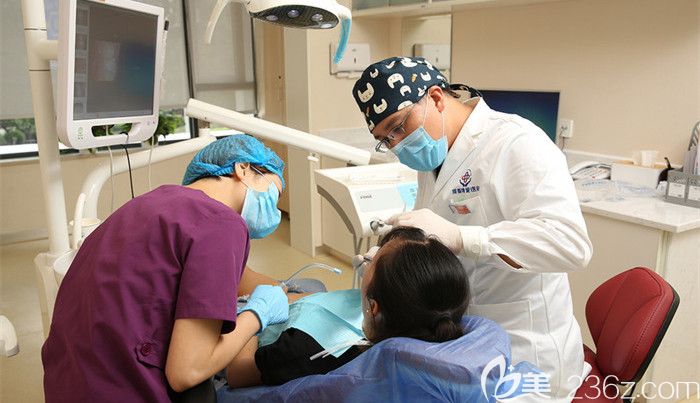 医生为顾客做种植牙手术 医生为顾客做种植牙手术
