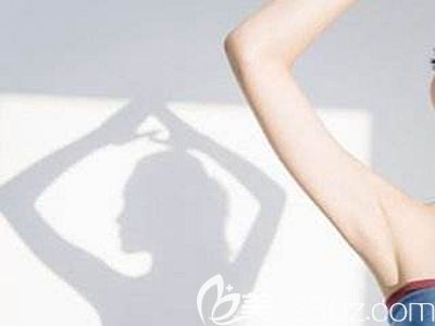 可以通过手臂吸脂摆脱蝴蝶袖