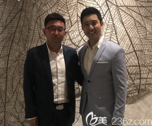 <!--<i data=20240703-sp></i>-->院长与有名整形医师的合影 <!--<i data=20240703-sp></i>-->院长与有名整形医师的合影