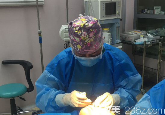 李建刚医生正在进行手术 李建刚医生正在进行手术