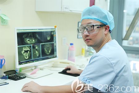 成都极光口腔林峰医生工作中 成都极光口腔林峰医生工作中