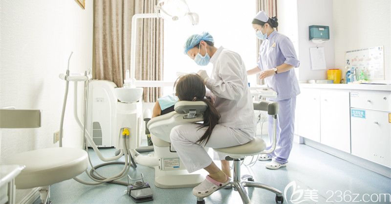 医生为顾客进行治疗 医生为顾客进行治疗