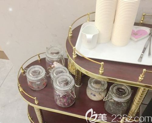 提供多种茶水、餐点 提供多种茶水、餐点