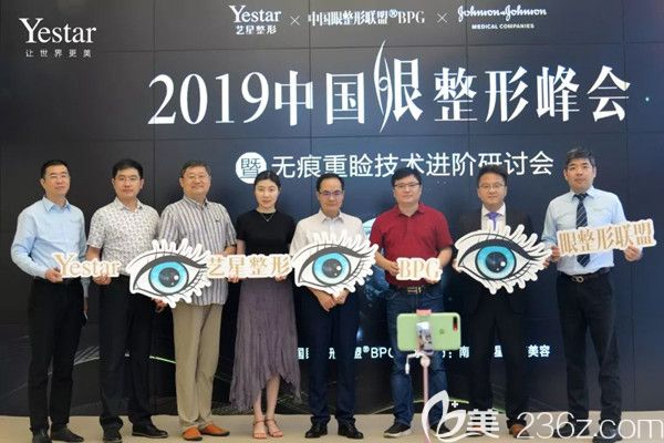 参与学会交流的刘永扬 参与学会交流的刘永扬