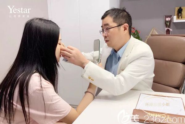 面诊中的刘永扬 面诊中的刘永扬