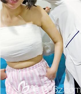 胸被包的严严实实的 胸被包的严严实实的