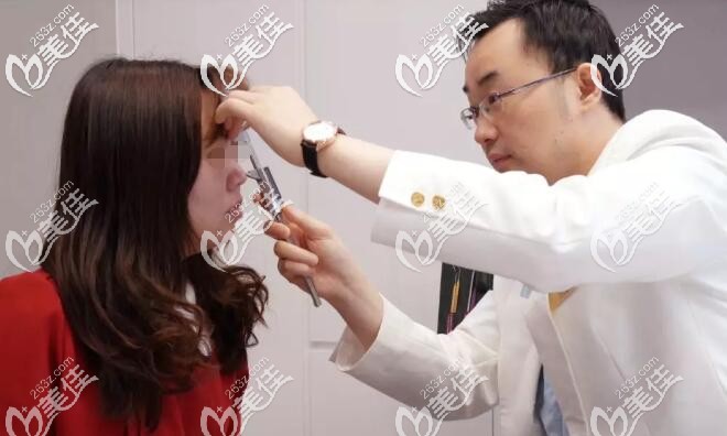 面诊中的顿兆院长 面诊中的顿兆院长