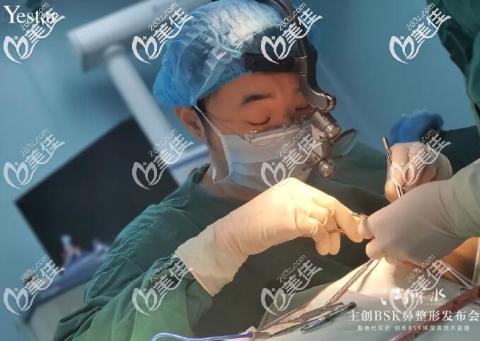 手术中的顿兆院长 手术中的顿兆院长