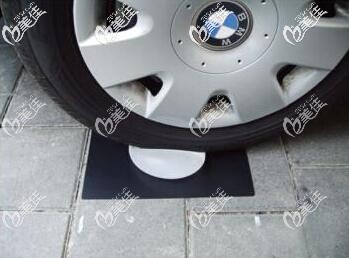 进行汽车碾压测试的德美假体 进行汽车碾压测试的德美假体