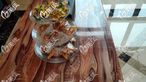 贵阳碧莲盛植发为顾客提供小食 贵阳碧莲盛植发为顾客提供小食