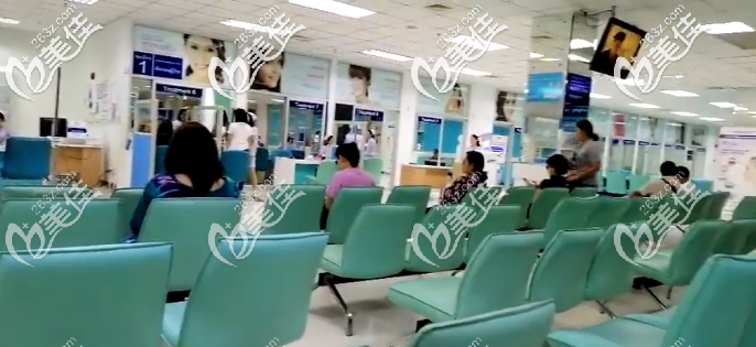 大家在等待做术前检查 大家在等待做术前检查