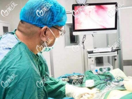 雅美美胸肖征刚院长正实施内窥镜丰胸手术 雅美美胸肖征刚院长正实施内窥镜丰胸手术