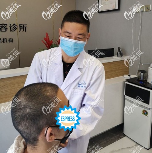 工作中的李中先医生认真负责 工作中的李中先医生认真负责