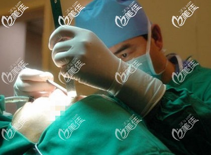 做鼻综合手术中 做鼻综合手术中