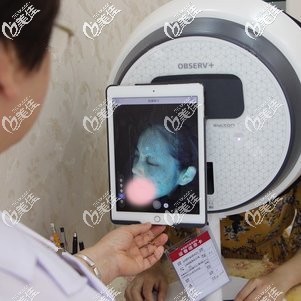 医生为我做祛痘前检测皮肤 医生为我做祛痘前检测皮肤