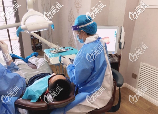 疫情期间，夏医生为正畸顾客讲解正畸方案