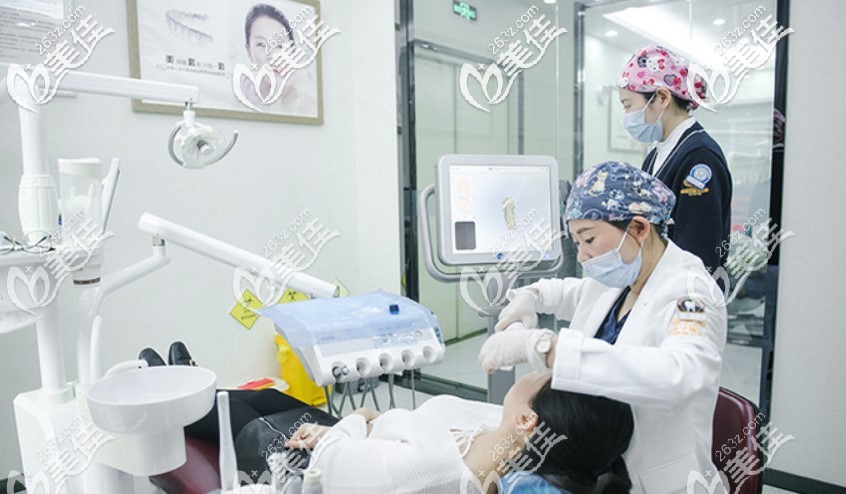 南坪成佳牙博士口腔医生在为顾客设计方案 南坪成佳牙博士口腔医生在为顾客设计方案