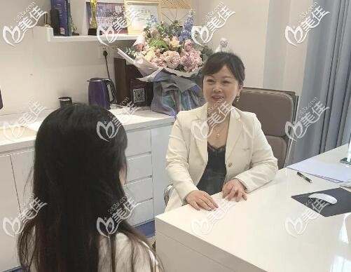 面诊中的王莉医生 面诊中的王莉医生