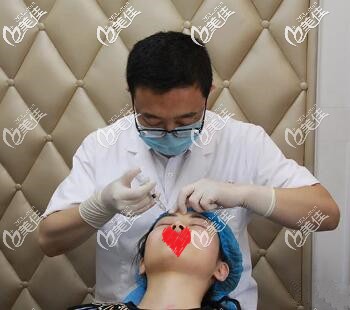 注射玻尿酸填充脸部手术中 注射玻尿酸填充脸部手术中