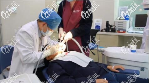 昆山美奥口腔王明种植院长正在为顾客做治疗