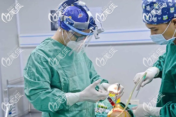 广州广大口腔何锦泉医生在做正颌手术