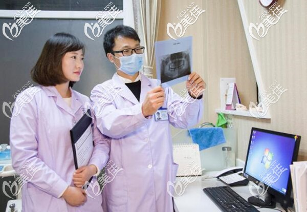 牙槽骨萎缩大叔在<!--<i data=20240703-sp></i>-->口腔做种植牙 牙槽骨萎缩大叔在<!--<i data=20240703-sp></i>-->口腔做种植牙