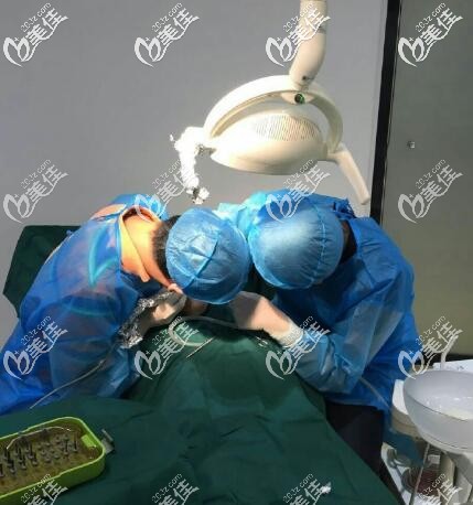 宁波恩吉口腔医生正在做治疗 宁波恩吉口腔医生正在做治疗