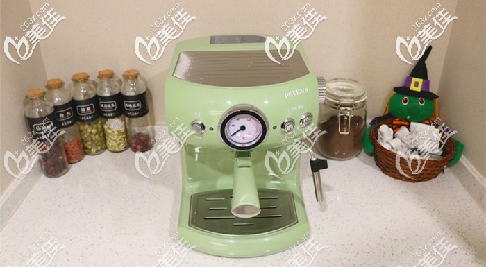 为顾客提供茶水饮料 为顾客提供茶水饮料