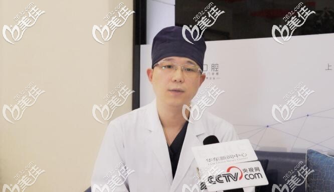 2鼎植口腔慈溪医院医疗院长陈炳麟接受采访中 2鼎植口腔慈溪医院医疗院长陈炳麟接受采访中