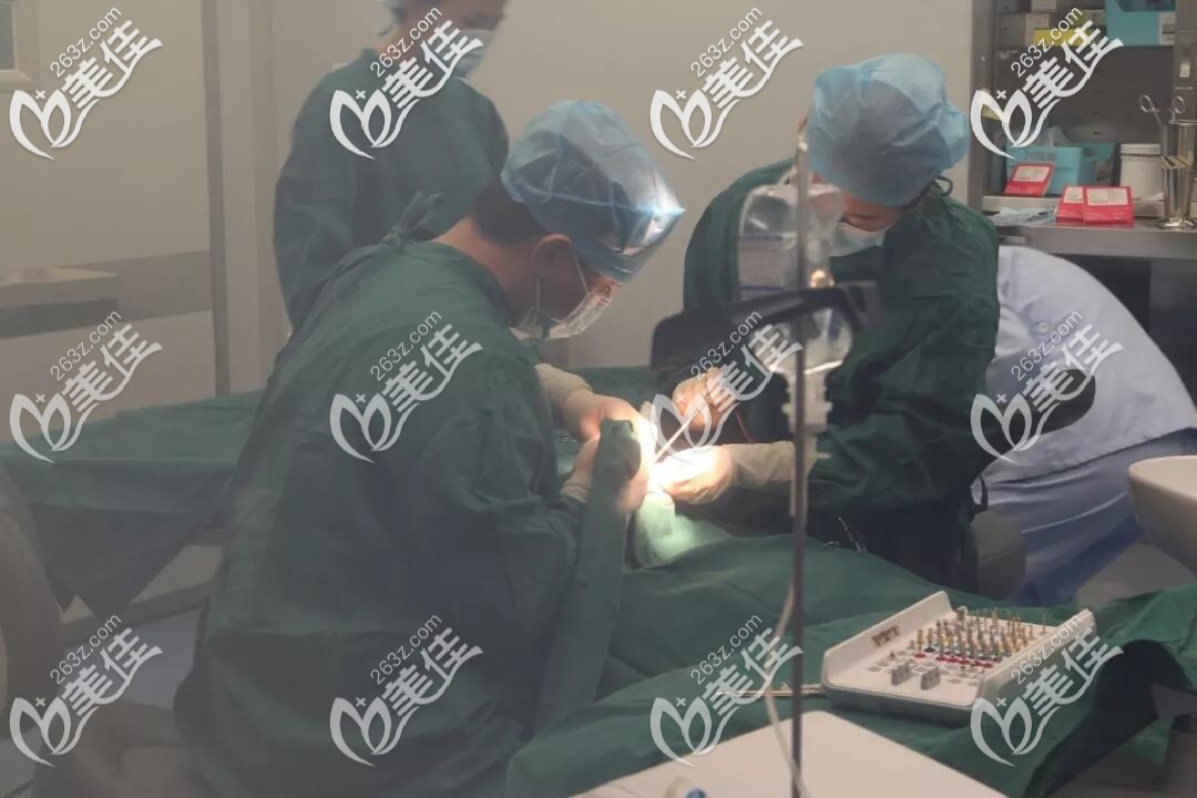 正在进行即刻负重种植牙手术图示 正在进行即刻负重种植牙手术图示