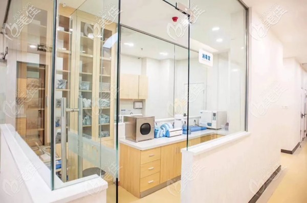 诊所设置有干净独立的消毒灭菌室