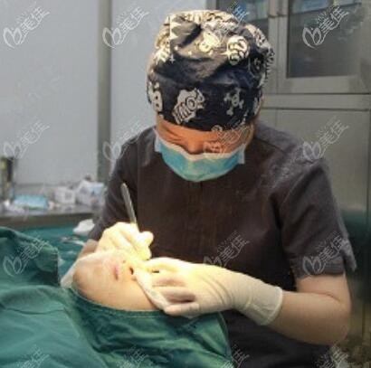 做双眼皮手术过程中