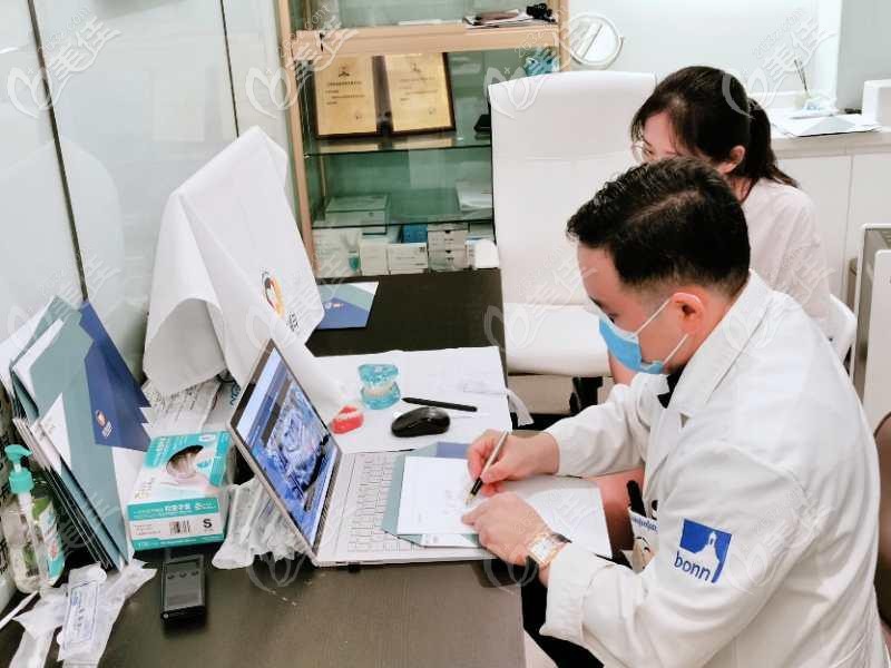 张栋梁医生为顾客出矫正方案