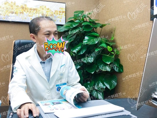 植发后,工作中的覃坚医生 植发后,工作中的覃坚医生