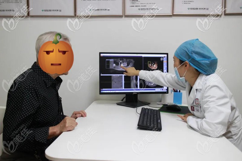 廖院长对林大伯进行方案设计