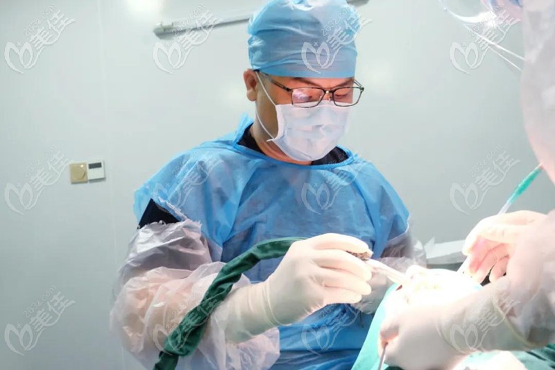 廖崇元院长手术现场