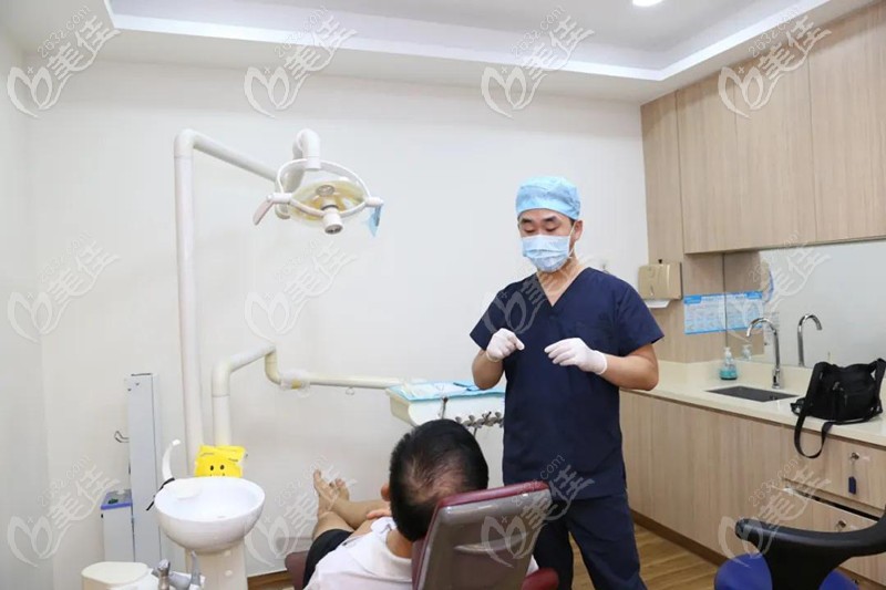 邓宏亮医生为顾客诊疗 邓宏亮医生为顾客诊疗