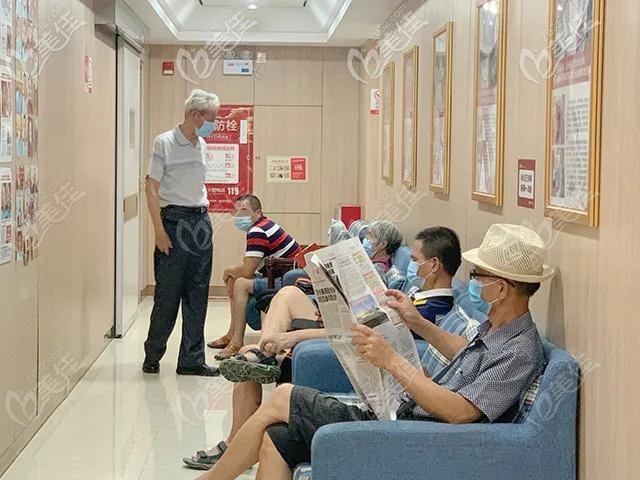 走廊坐满了等待治疗的顾客 走廊坐满了等待治疗的顾客