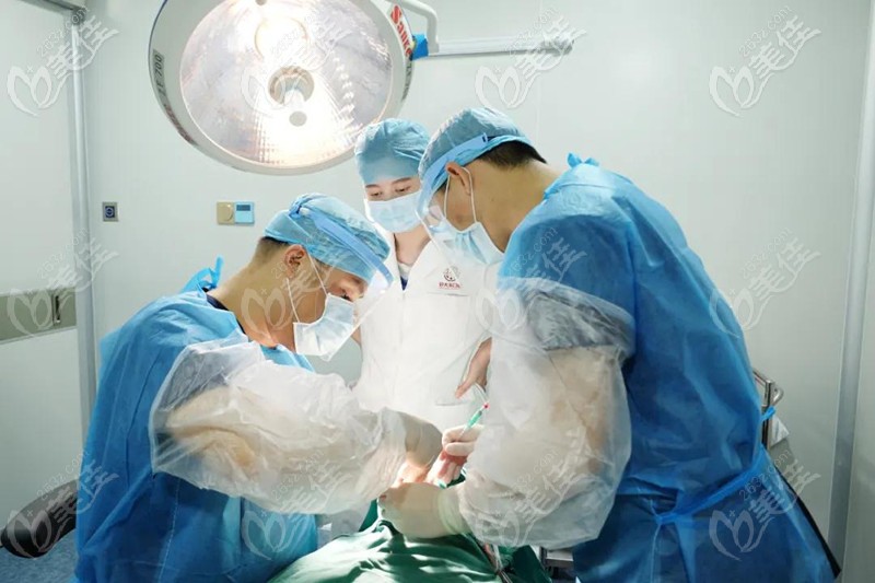 为顾客做种植手术的邓宏亮医生 为顾客做种植手术的邓宏亮医生