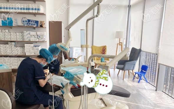 这例中度牙齿拥挤不齐的矫正案例,出自佛山南海区拜尔牙科