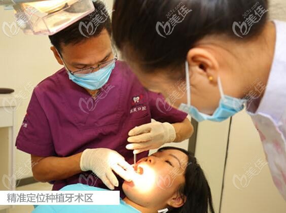 海口微笑口腔张福湖院长在工作中 海口微笑口腔张福湖院长在工作中