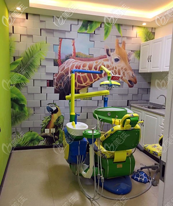 针对儿童口腔疾病专业为儿童营造独立长颈鹿诊室