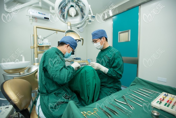 专门无菌手术室进行种牙.jpg 专门无菌手术室进行种牙.jpg