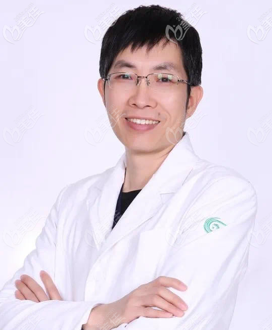 上海华美齿科黄嵩医生擅长瓷贴面种植牙和牙周炎