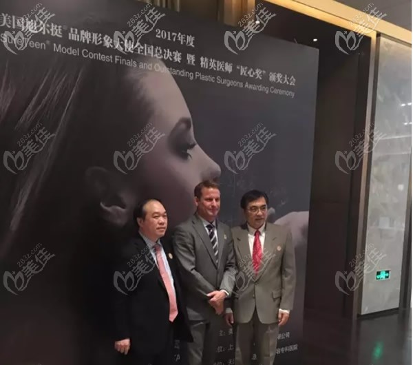 孟庆鹏医生与曾高合影 孟庆鹏医生与曾高合影