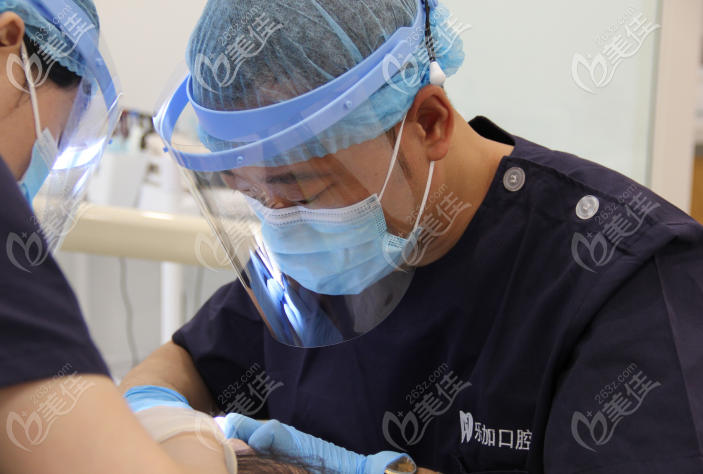 李春哲医生做牙齿种植时候的照片 李春哲医生做牙齿种植时候的照片